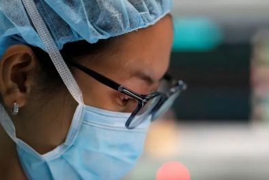 MDZol | Las mujeres tienen un 32% más de probabilidades de morir cuando son operadas por cirujanos hombres en comparación con cirujanas mujeres, según un estudio reciente. Foto: GETTY IMAGES