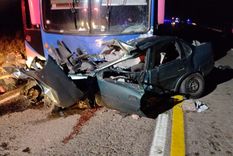 La pequeña sobreviviente fue rescatada por los bomberos Foto: Fallecieron un hombre y una joven, una niña de 9 años se encuentra muy grave.