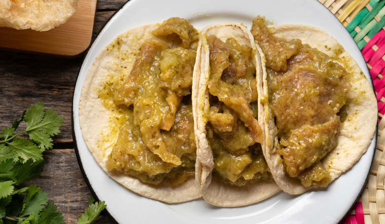 La receta de chicharr&oacute;n en salsa verde tiene ra&iacute;ces en la cocina popular mexicana, donde se aprovechaban los restos de carne y piel de cerdo para crear platillos llenos de sabor y tradici&oacute;n.