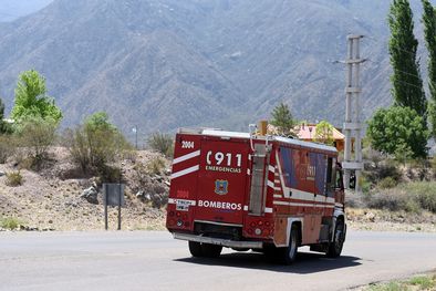 MDZol | Los Bomberos Voluntarios distribuyen agua entre la población que vive en la montaña Foto: ALF PONCE MERCADO / MDZ