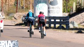 La convivencia entre automovilistas y ciclistas en las rutas y calles genera controversias. La convivencia entre automovilistas y ciclistas en las rutas y calles genera controversias.
