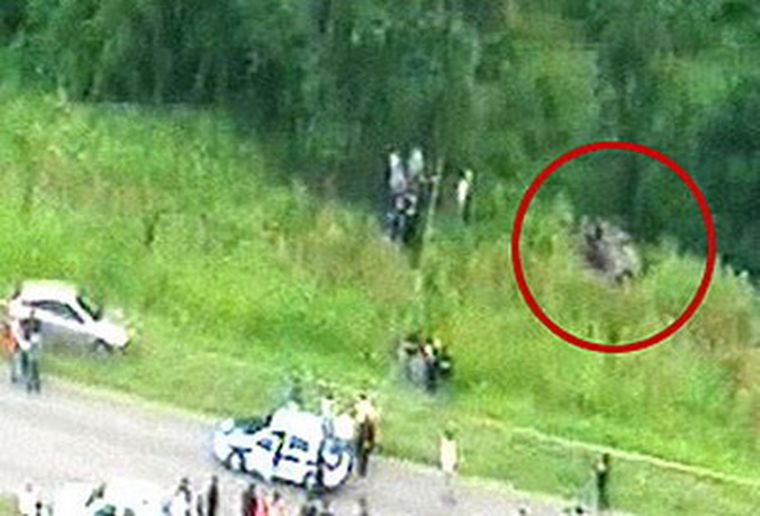 En el círculo rojo, el automóvil. Foto: Imagen de TV