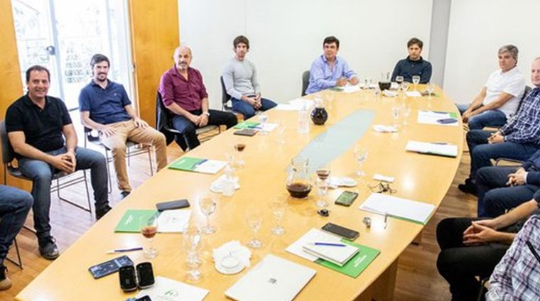 El gobernador de Buenos Aires, Axel Kicillof, junto con intendentes peronistas del conurbano bonaerense (foto publicada en infobae.com).. Foto: Infobae