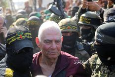 Gadi Moses, de 80 años, rodeado de los terroristas que lo tuvieron cautivo durante casi 16 meses. Foto: X