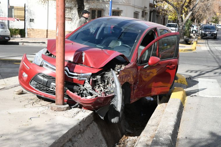 Así quedó uno de los vehículos Foto: ALF PONCE MERCADO/ MDZ