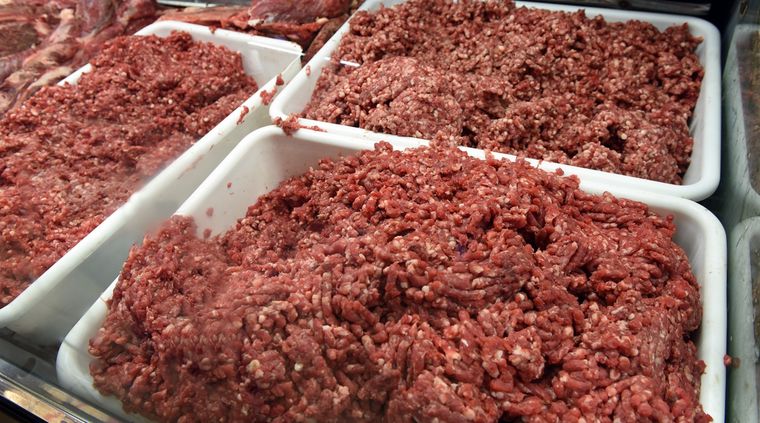 No debe comprarse la carne molida que entregan desde estos recipientes con el proceso ya hecho, sino que hay que exigir que la muelan en el momento. Foto: ALF PONCE MERCADO / MDZ