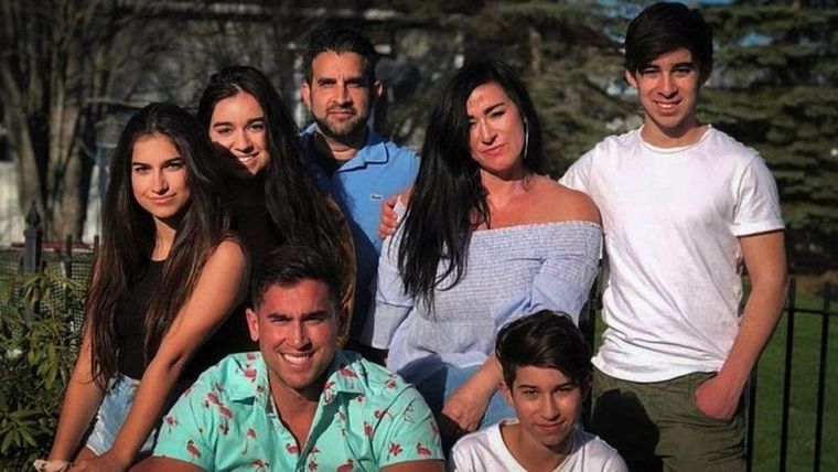Liam Anand (a la extrema derecha), con su madre Nadine, su padre Sanjiv, sus dos hermanas y dos hermanos Foto: FAMILIA ANAND