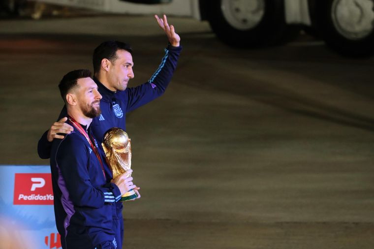 Messi, Scaloni y la Copa del Mundo ya están en Argentina. Foto: EFE