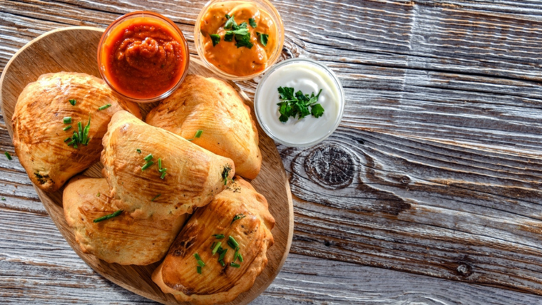 La receta de empanaditas de copetín de carne suele rendir más de lo esperado porque su tamaño pequeño engaña al ojo. La receta de empanaditas de copetín de carne suele rendir más de lo esperado porque su tamaño pequeño engaña al ojo.