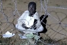 Erick utiliza la luz de una base militar para hacer sus deberes. Foto: Facebook Erick utiliza la luz de una base militar para hacer sus deberes. Foto: Facebook