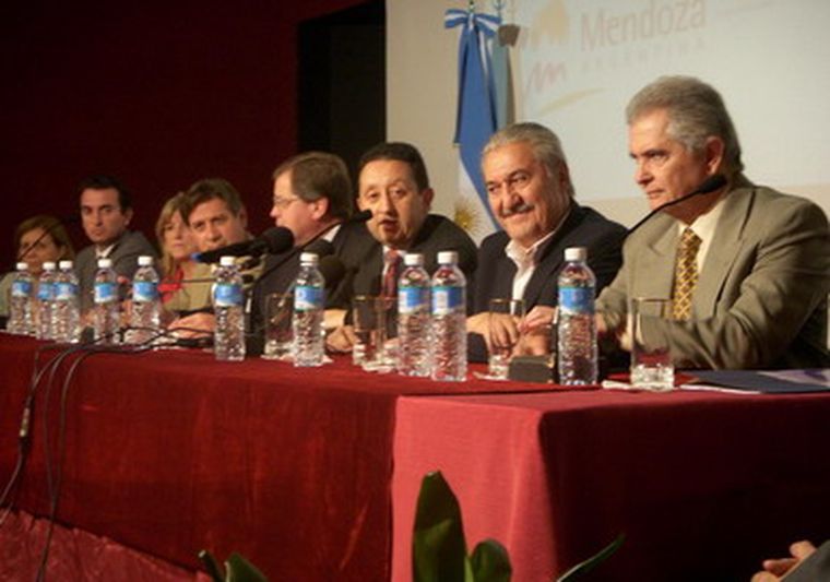 El gobernador dirigió la reunión de gabinete en Malargüe. Foto: Mdz