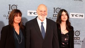 Rob Reiner junto a su esposa Michele Singer y su hija Romy.&nbsp;