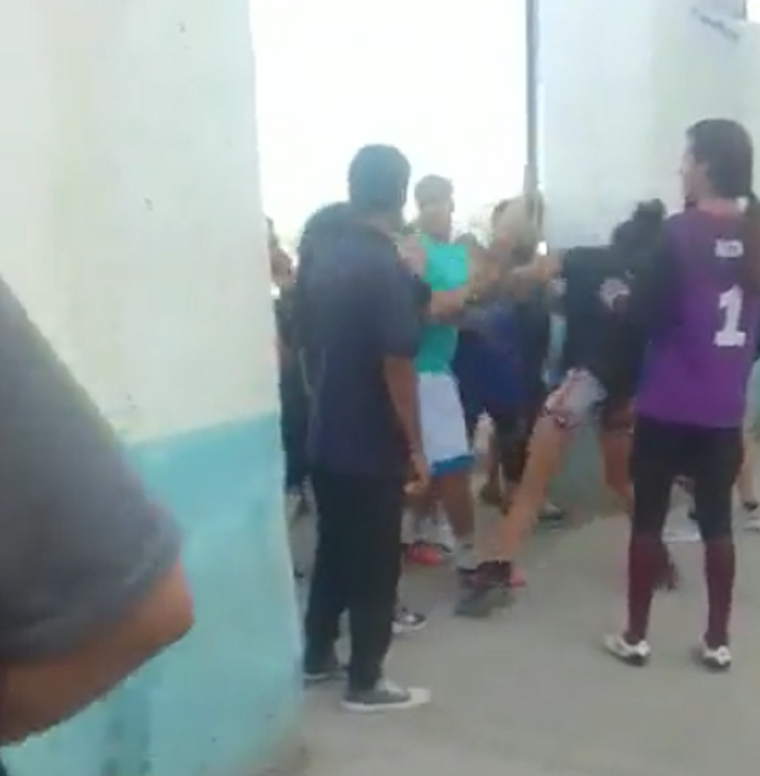 Brutal agresión a una jugadora del equipo lujanino. Foto: Twitter Juan Esteban Suraci