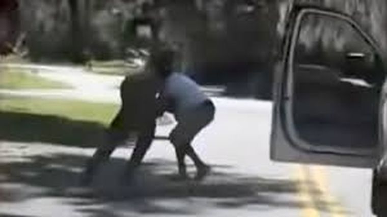 Brutal El muchacho iba desarmado y solo atinó a defenderse.