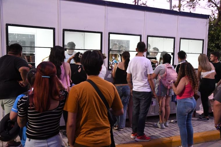 Las filas para cargar las pulseras inteligentes superaron la media hora. Foto: Rodrigo D`Angelo / MDZ