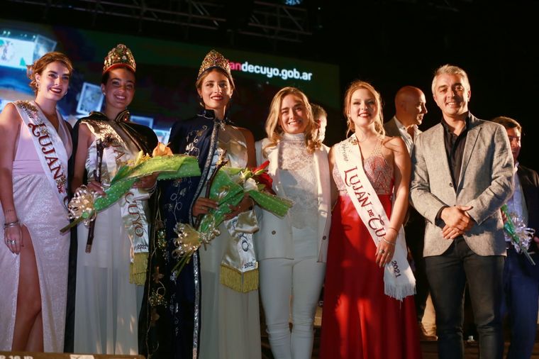 El intendente Bragagnolo junto a las soberanas. Foto: Gentileza Municipalidad de Luján de Cuyo