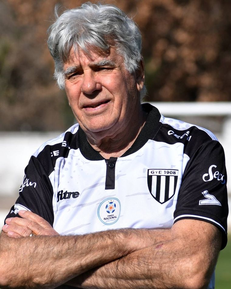 Francisco Vicino con la camiseta número 6 que reconoce su paso por el club en las décadas del ´60 y ´70. Foto: prensa Gimnasia y Esgrima. Francisco Vicino con la camiseta número 6 que reconoce su paso por el club en las décadas del ´60 y ´70. Foto: prensa Gimnasia y Esgrima.