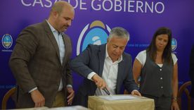 Alfredo Cornejo en la apertura de sobres de una licitación. Alfredo Cornejo en la apertura de sobres de una licitación.