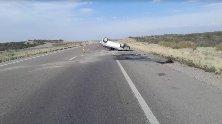 Tres personas, entre ellas una menor de edad, resultaron heridas por el vuelco de su camioneta Foto: Ministerio de Seguridad de Mendoza