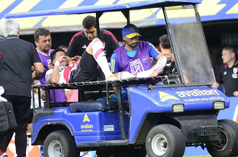Maxi Meza se marchó de la cancha en el carrito médico y entre lágrimas.