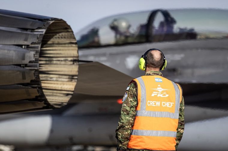 Los aviones de combate F-16 ya vuelan alto. Los aviones de combate F-16 ya vuelan alto.