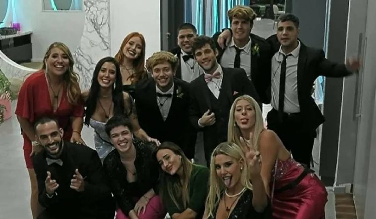 La técnica del hermanito para captar la atención de su hija.