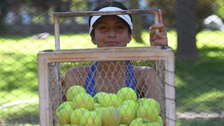 Con apenas 13 años, Juana pasa más horas en la cancha que en cualquier otro lugar. La raqueta ya es una parte de ella. Con apenas 13 años, Juana pasa más horas en la cancha que en cualquier otro lugar. La raqueta ya es una parte de ella.