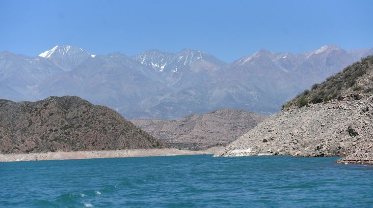 El dique Potrerillos en verano. El dique Potrerillos en verano.