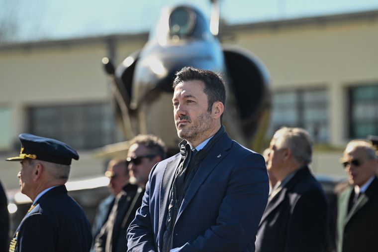 Luis Petri, minsitro de Defensa, encabezó el acto por el Día de la Fuerza Aérea Argentina.