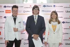 El conductor Ale Ortega junto a Federico Pagano y Silvia Jardel en los Premios Jóvenes Mendocinos Destacados 2021 Foto: Prensa CEM