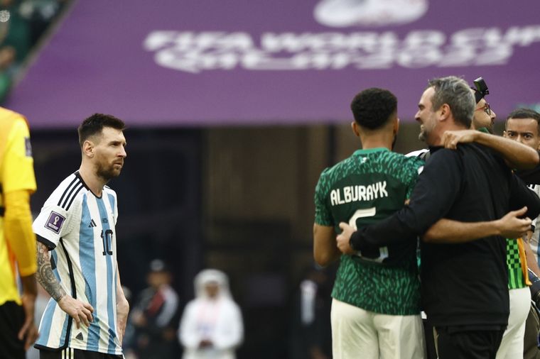 Los hinchas de Arabia Saudita se acordaron de Messi para festejar la victoria. Foto: EFE