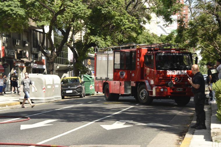 Las brigadas rescatistas de bomberos y efectivos de la Policía de la Ciudad se movilizaron para palear las consecuencias. Foto: Juan Mateo Aberastain / MDZ
