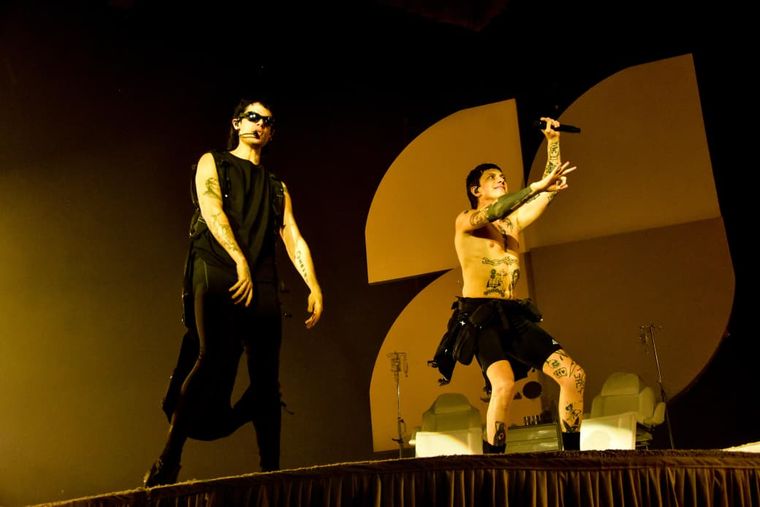 La puesta en escena combinó pantallas gigantes, juegos de luces y una divertida parodia sobre la autoayuda. La puesta en escena combinó pantallas gigantes, juegos de luces y una divertida parodia sobre la autoayuda.
