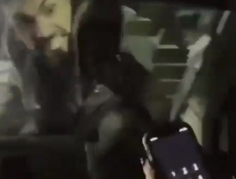 Violó la perimetral y atacó a su ex dentro del auto