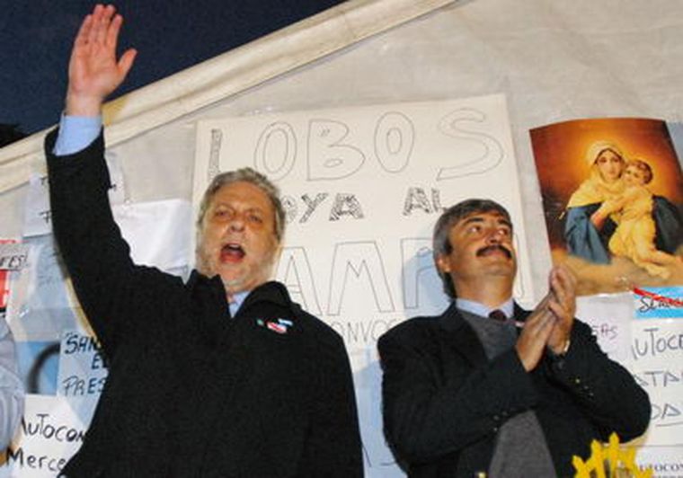 Mario Llambias junto a  Nestor Roulet frente una de las carpas. Foto: NA