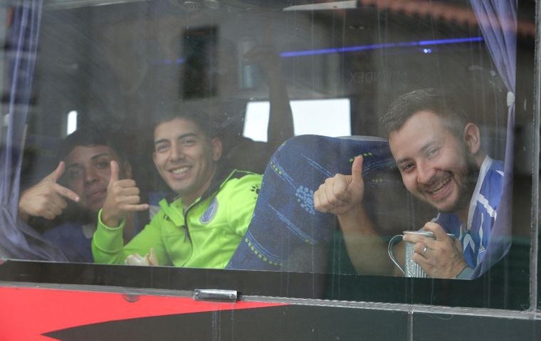 En colectivo y en autos, los hinchas del Tomba llegaron a San Luis. Foto: Prensa Gobierno de Mendoza