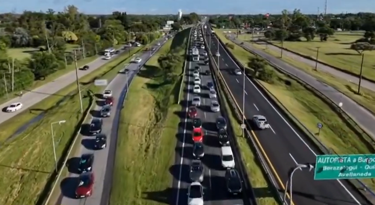 La ruta 2, camino a la Costa Atlántica, presenta grandes demoras.