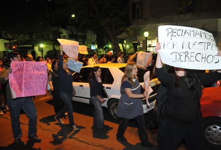 La protesta de alumnos del Normal frente a la casa de Jaque. Foto: Pachy Reynoso / MDZ