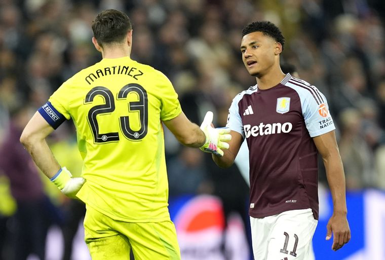 El Dibu, Ollie Watkins y la decepción en Birmingham. Foto: EFE