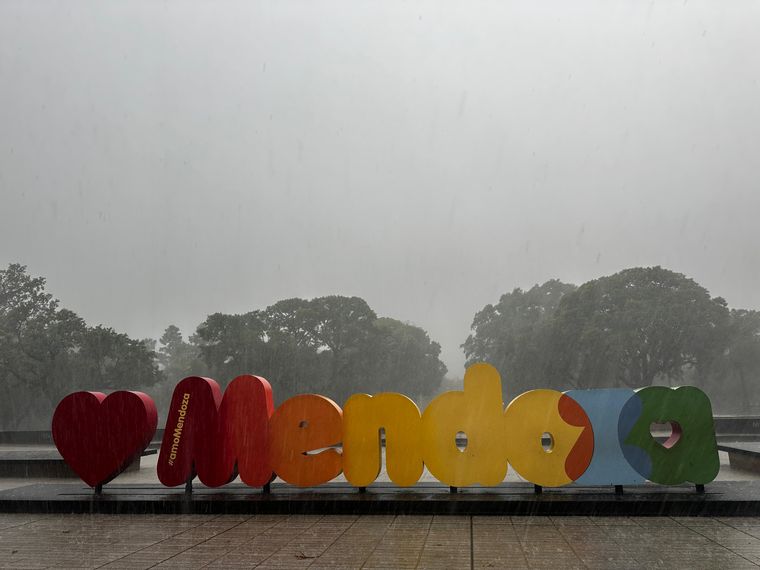 Comenzó la tormenta en distintos puntos de la provincia de Mendoza. Las mejores imágenes.