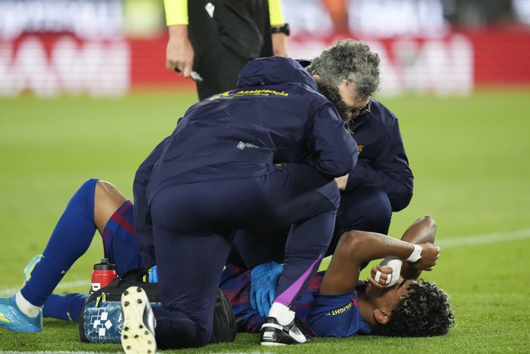 Lamine Yamal convirtió de penal ante Celta de Vigo, pero enseguida sintió una molestia muscular y encendió todas las alarmas. ¿Llega al Mundial?