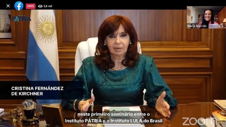 Cristina Kirchner participó en un zoom junto a Lula y otros dirigentes. Foto: Twitter Ana María Ianni