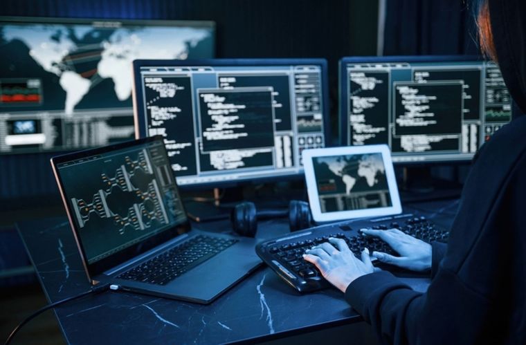 La mejor defensa es prevenir: revisar links y URLs, activar MFA y usar contraseñas únicas para cada cuenta. La mejor defensa es prevenir: revisar links y URLs, activar MFA y usar contraseñas únicas para cada cuenta.