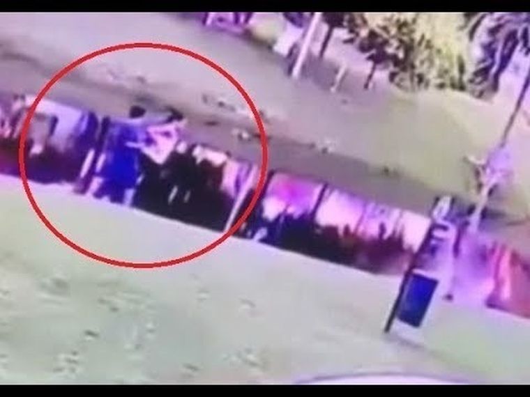 Sangre fría La mujer habría empujado dos veces a su hijo.