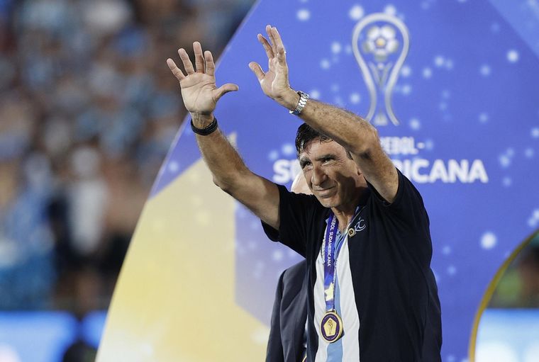 A pesar de que se menciona a Guillermo Barros Schelotto como posible sucesor, la renovación de Gustavo Costas está cerca. Foto: EFE