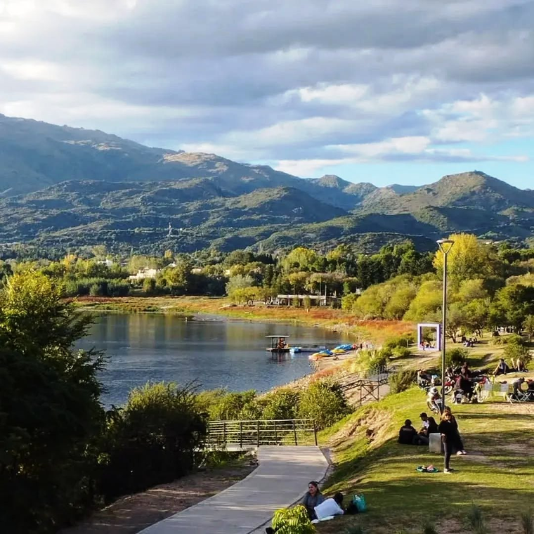 El circuito que rodea el lago permite observar el paisaje completo del pueblo. El circuito que rodea el lago permite observar el paisaje completo del pueblo.