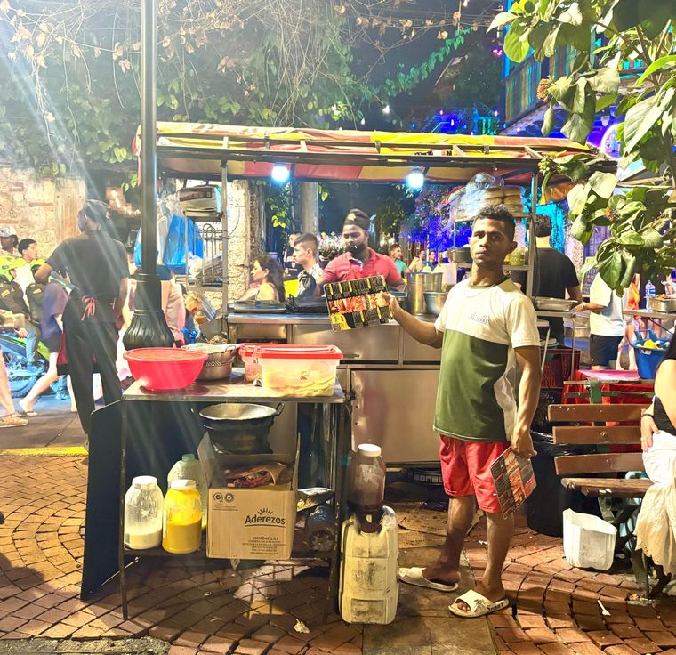 Richard Antonio Cassiani, vendedor de Delicias a la Plancha, en Getsemaní. Foto: Antonio Riccobene/MDZ