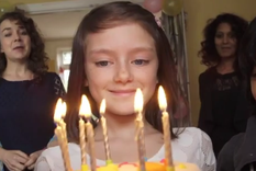 impactante video que muestra los efectos de la guerra en un nino