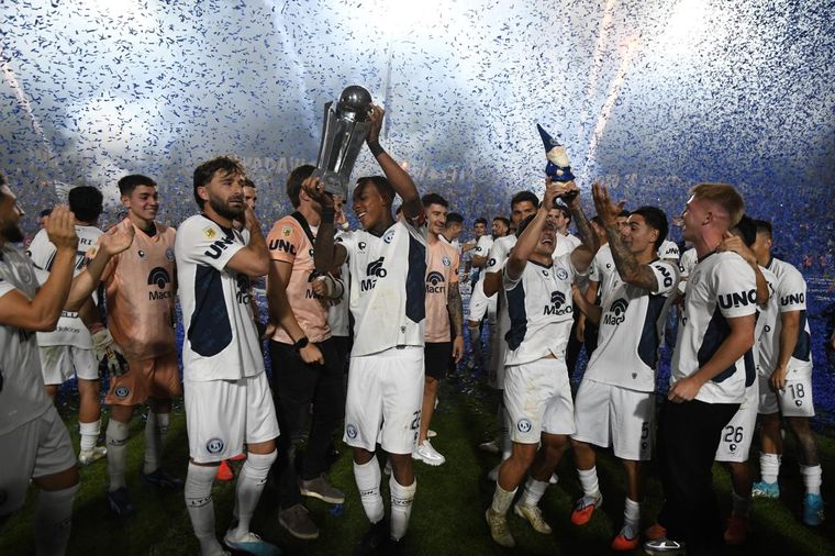 Villa, con la Copa Argentina. Villa, con la Copa Argentina. 