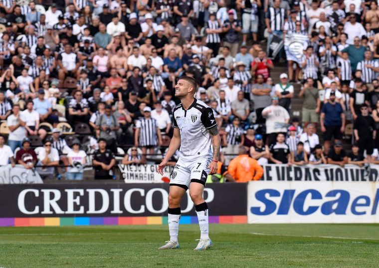 Imanol Gonzalez se lamenta tras su gol anulado (por mano de Muñoz) a Gimnasia en el inicio del encuentro.